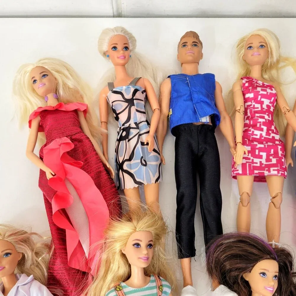 Lot Of 12 Mixed Barbie & Ken Dolls With Various Outfits & Accessories - Picture 6 of 7